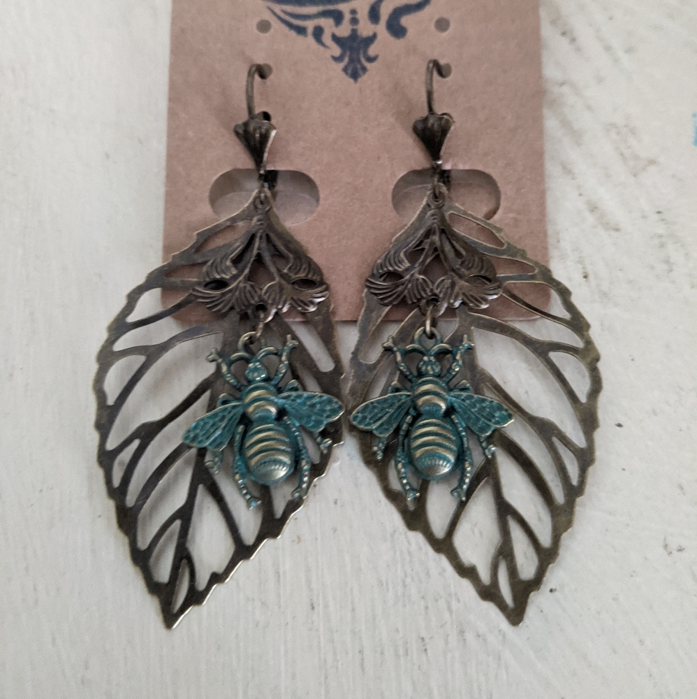 Bee and leaf earring